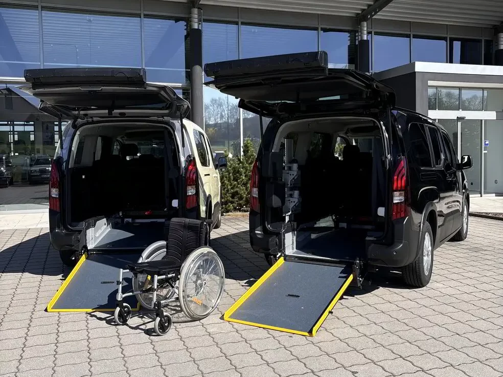Rollstuhlgerechte Autos mit geöffneter Rollstuhlrampe