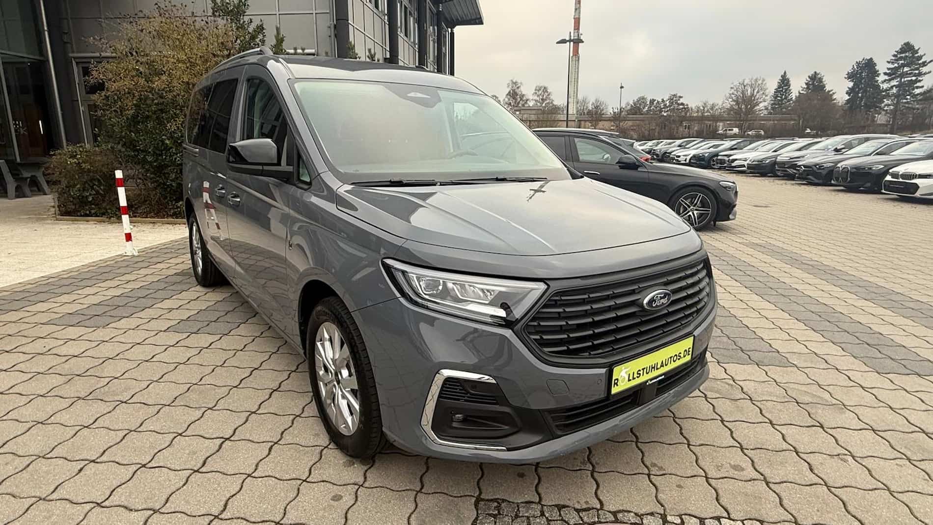 Ford Grand Tourneo Connect mit Rollstuhlrampe von Rollstuhlautos.de