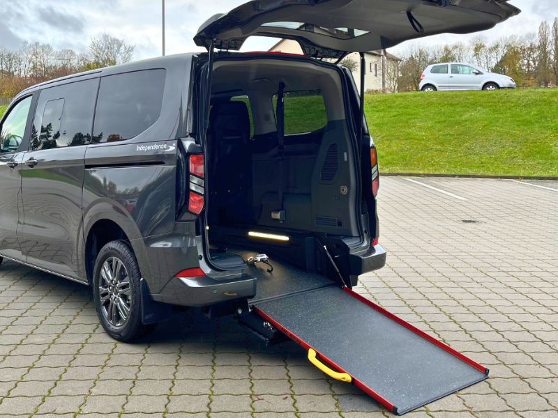 Ford Tourneo Rollstuhlauto - Heckansicht mit Rampe