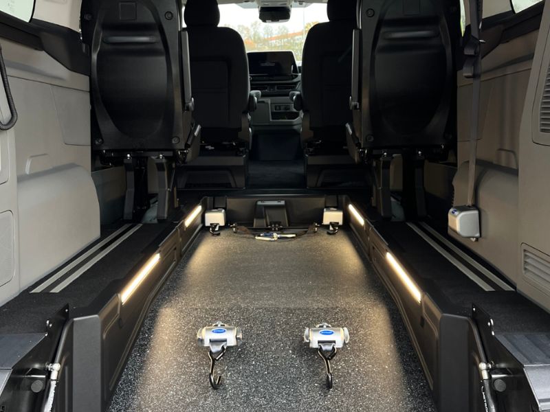 Detailaufnahme des Ford Tourneo Custom - hier: abgesenkter Boden mit blick nach Vorne