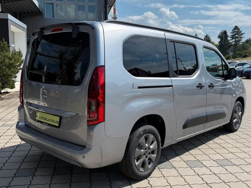 Opel Combo XL seitlich von hinten
