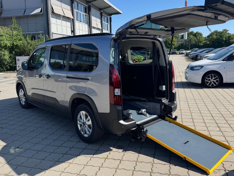 Peugeot Rifter Rollstuhlauto - Heckansicht mit Rampe