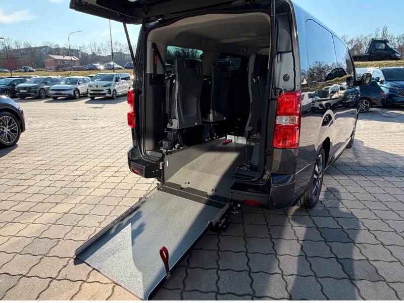 Peugeot Traveller Rollstuhlauto von Hinten