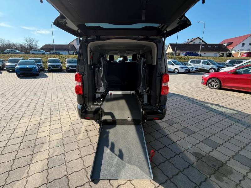 Peugeot Traveller - Blick von hinten in den Fahrgastraum