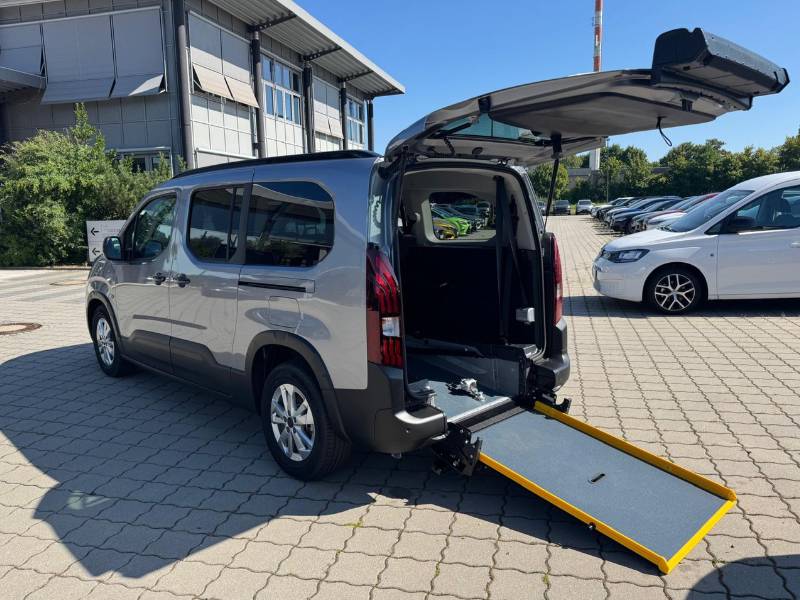 Peugeot Rifter Rollstuhlauto mit geöffneter Heckklappe und Rollstuhlrampe