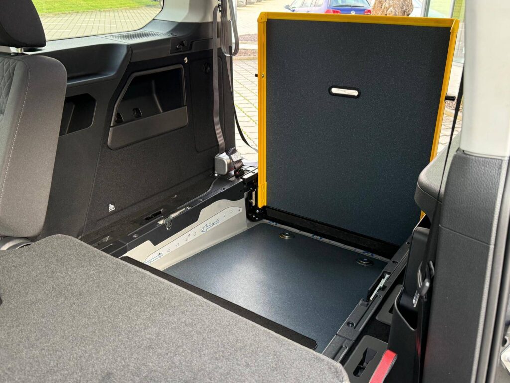 VW Rollstuhlautos - VW Caddy mit Rampe von innen
