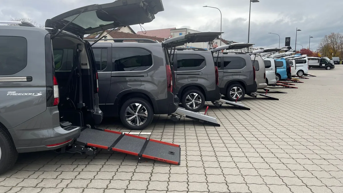 Behindertengerechtes Auto kaufen: Rollstuhlautos mit ausgeklappter Heckrampe am Standort von Rollstuhlautos.de