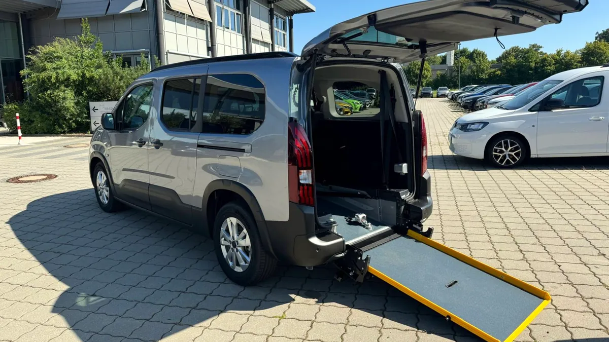 Umgebautes Rollstuhlauto mit Heckrampe vor dem Standort von Rollstuhlautos.de
