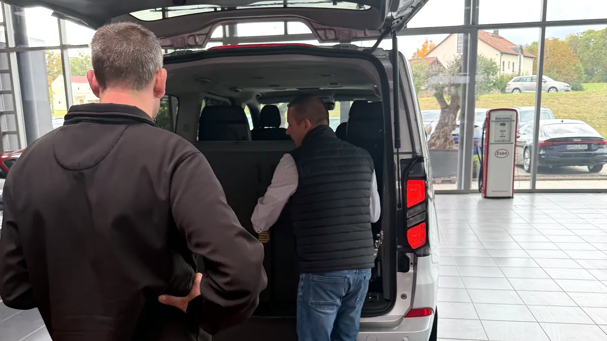 Daniel Artmann berät einen Kunden, wie er Kfz-Hilfe für ein Rollstuhlauto beantragen kann