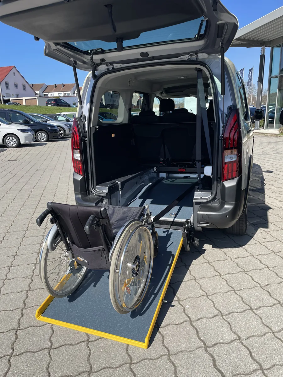 Rollstuhl auf der ausgeklappten Heckrampe eines Rollstuhlautos