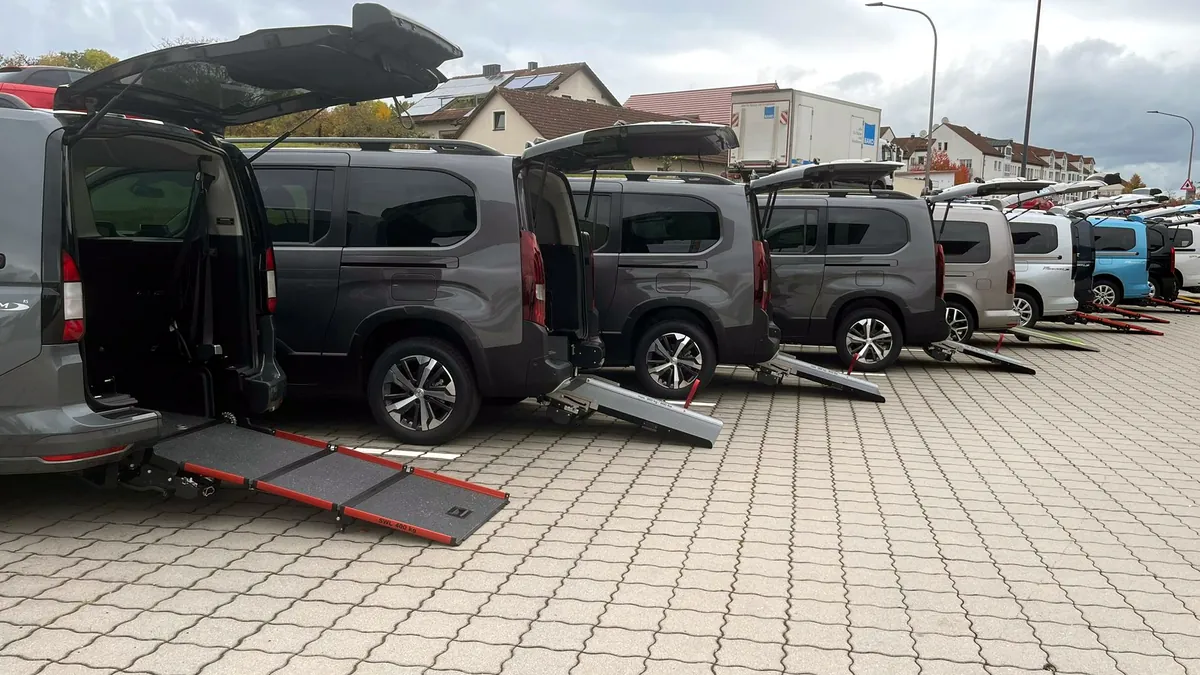 Mehrere umgebaute Rollstuhlautos mit ausgeklappter Heckrampe sofort verfügbar bei Rollstuhlautos.de