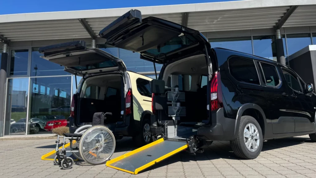 Wer zahlt ein behindertengerechtes Auto – umgebaute Fahrzeuge mit ausgeklappter Rollstuhlrampe bei Rollstuhlautos.de